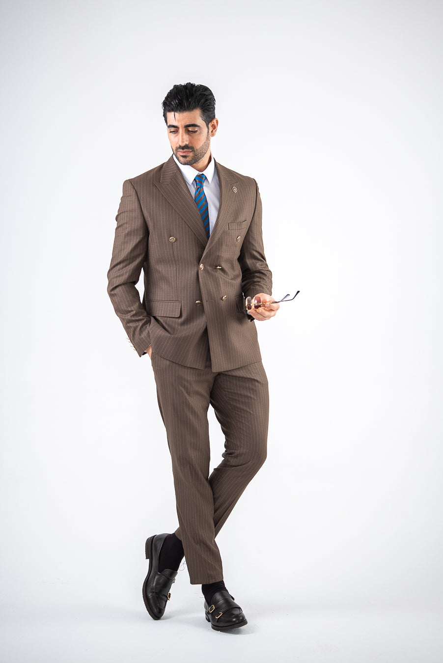 Costum Barbatesc, 2 piese, Sacou si Pantalon, Material Texturat cu Dungi Inguste, Nasturi Aurii, Maro PG0132