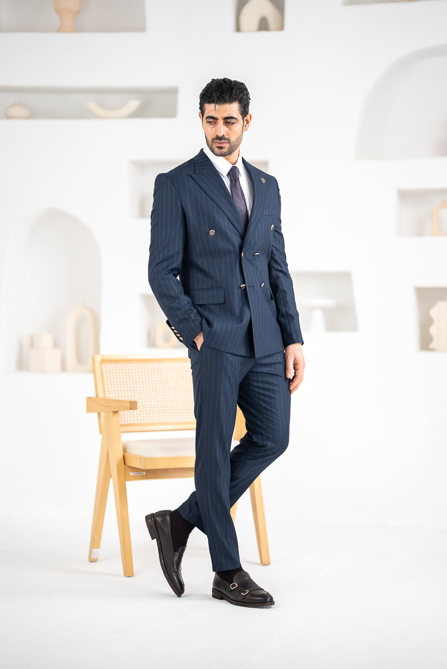 lCostum Barbatesc, 2 piese, Sacou si Pantalon, Material Texturat cu Dungi Late, Nasturi Aurii, Bleumarin PG0137