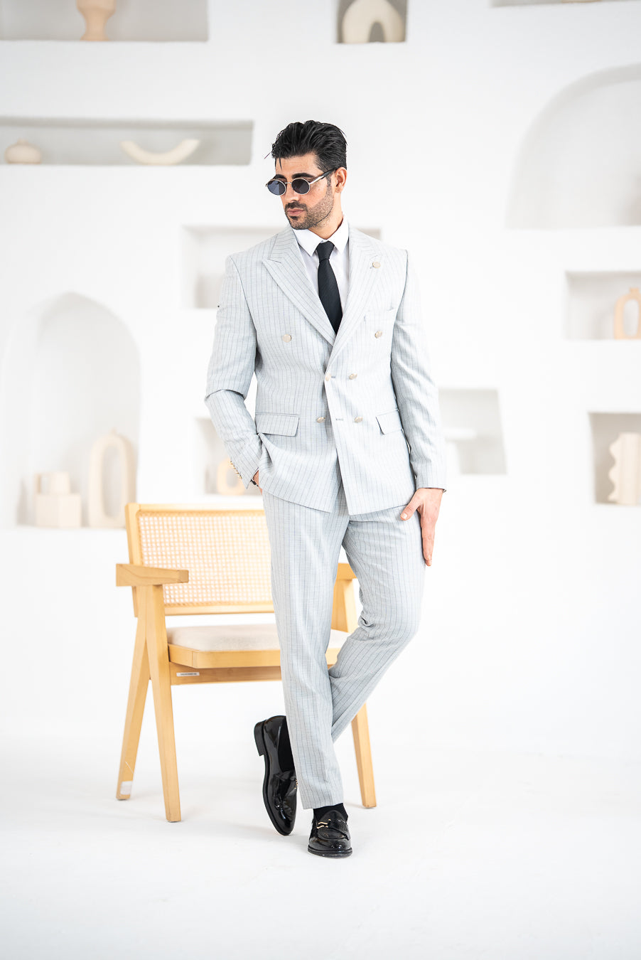 Costum Barbatesc, 2 piese, Sacou si Pantalon, Material Texturat cu Dungi Late, Nasturi Aurii, Negru PG0139