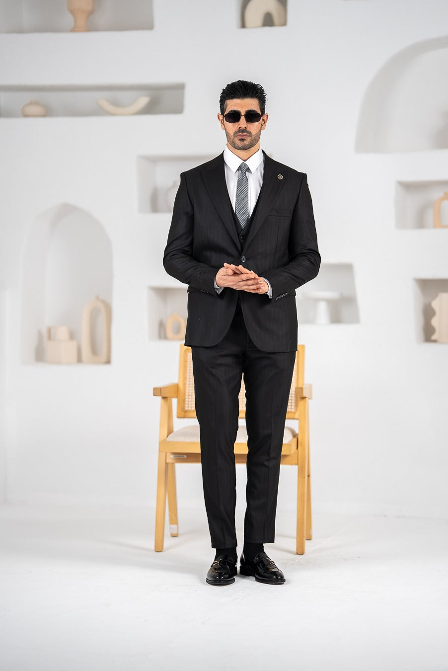 Costum negru cu dungi fine, 3 piese, sacou, vesta si pantalon, croială slim fit, PG0090
