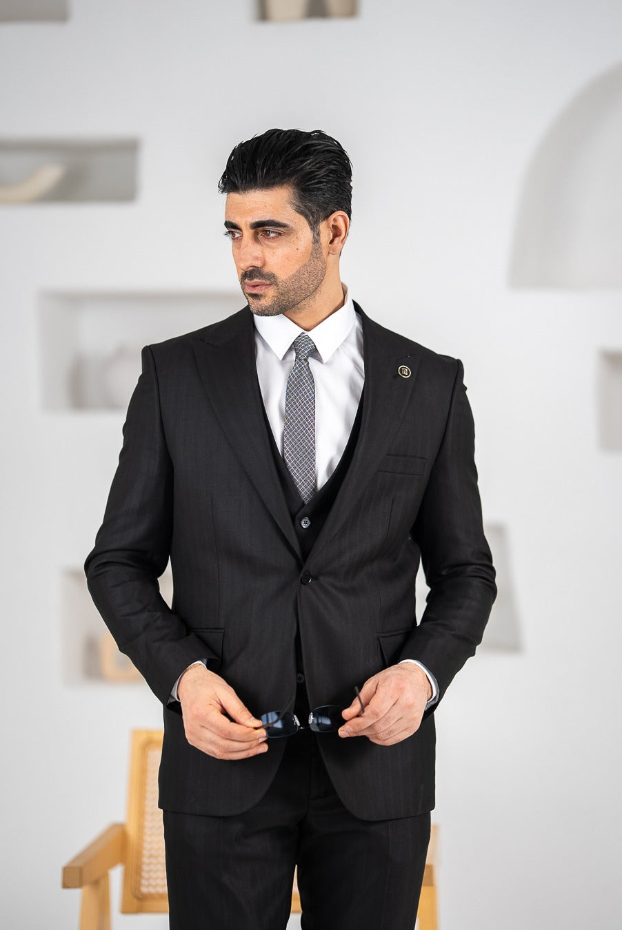 Costum negru cu dungi fine, 3 piese, sacou, vesta si pantalon, croială slim fit, PG0090