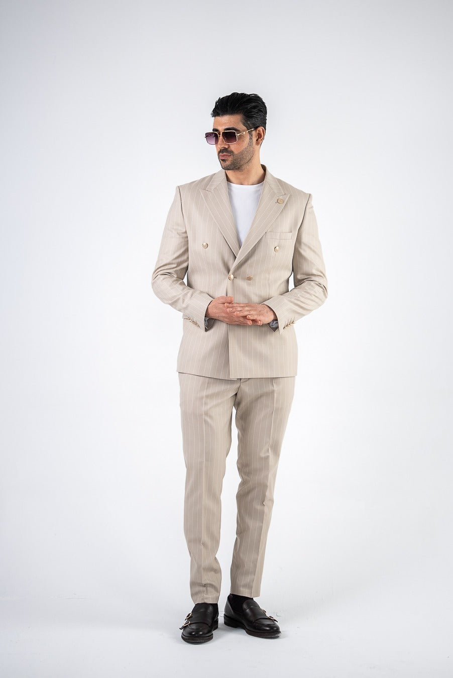 Costum Barbatesc, 2 piese, Sacou si pantalon, Material Fin, Nasturi Aurii, nuanta bej-nisip, PG0103