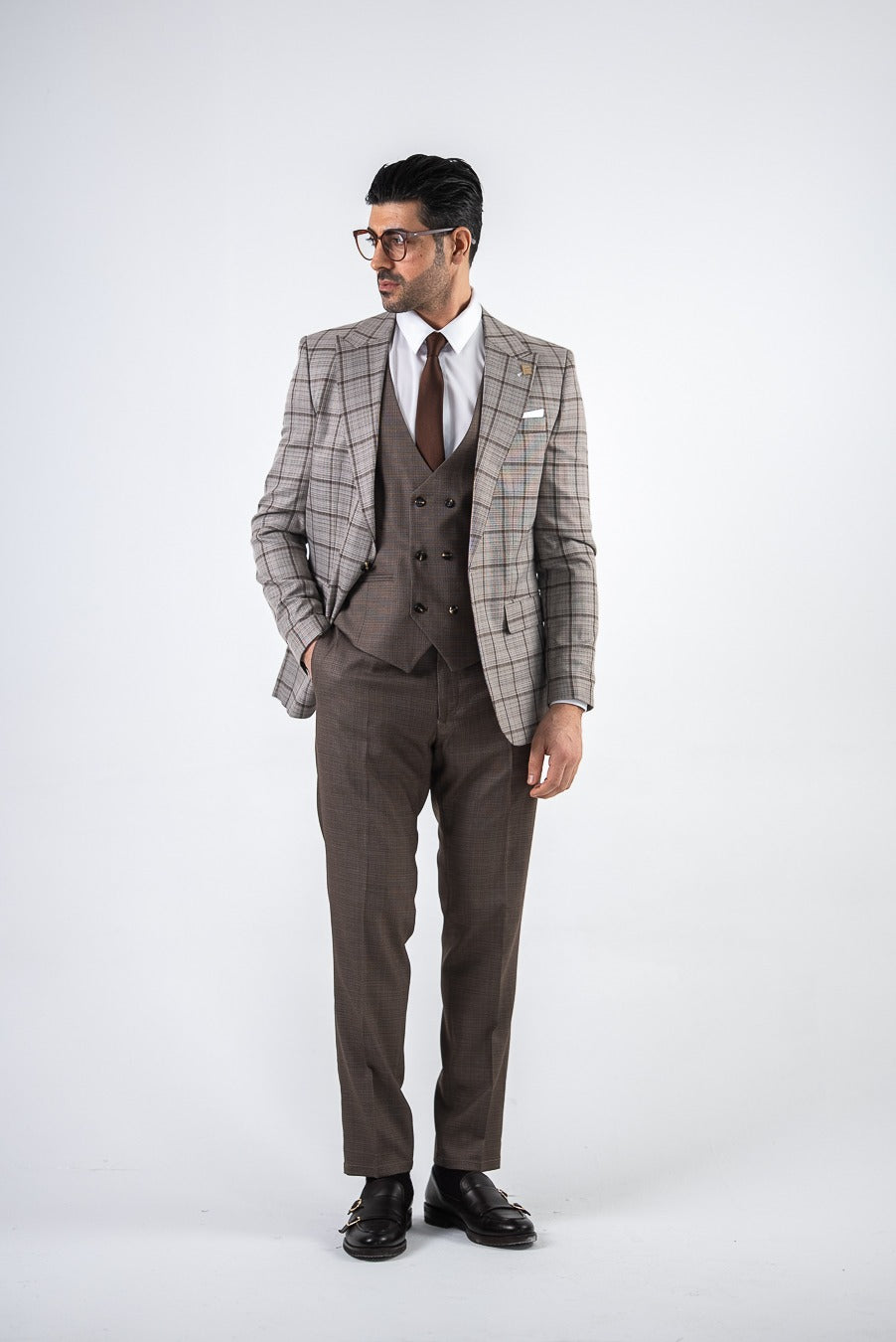 Costum Barbatesc, 3 piese, Sacou si Vesta si Pantalon,imprimeu carouri,nuanta maro solid, PG0112