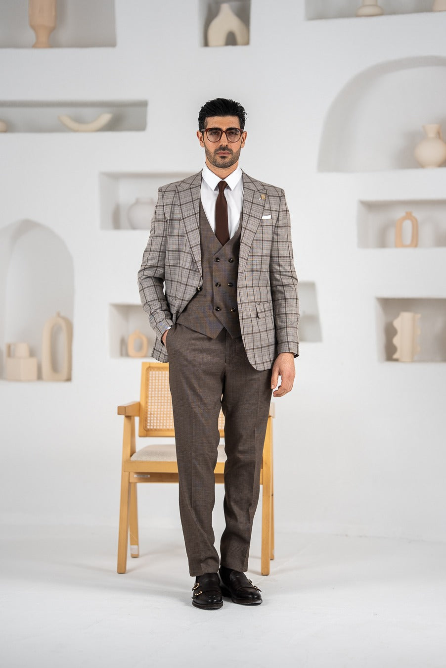 Costum Barbatesc, 3 piese, Sacou si Vesta si Pantalon,imprimeu carouri,nuanta maro solid, PG0112