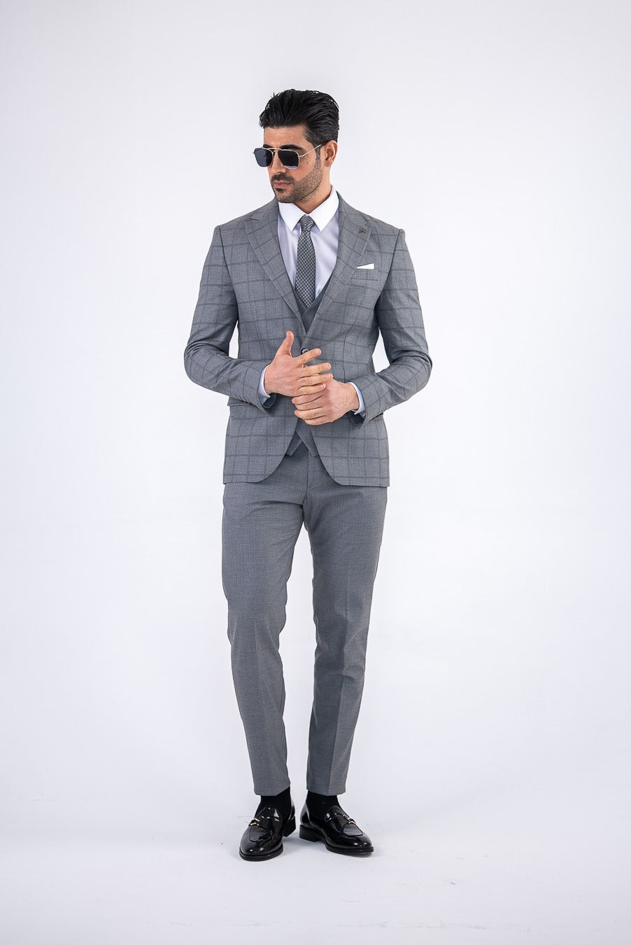 Costum Barbatesc, 3 piese, Sacou, Vesta si Pantalon,culoarea gri mediu, model cu carouri, PG0146