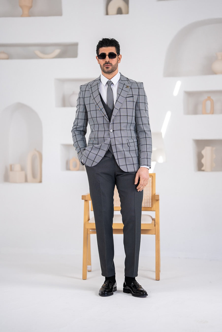 Costum Barbatesc, 3 piese, Sacou, Vesta si Pantalon,culoarea gri deschis in carouri, PG0147