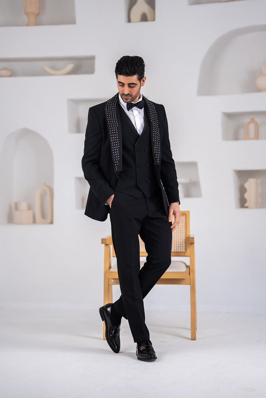 Costum elegant de ceromonie, 4 piese, sacou,vesta,papion si pantalon,detalii cu pietre, guler satinat,PG0155