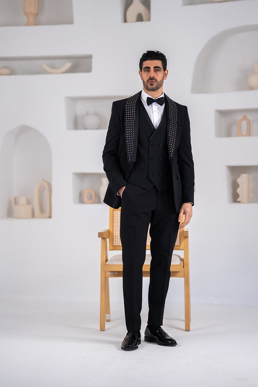 Costum elegant de ceromonie, 4 piese, sacou,vesta,papion si pantalon,detalii cu pietre, guler satinat,PG0155