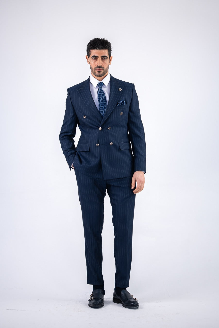 Costum barbatesc 2 piese,sacou si pantalon, material texturat cu dungi fine, culoarea bluemarin, PG0164