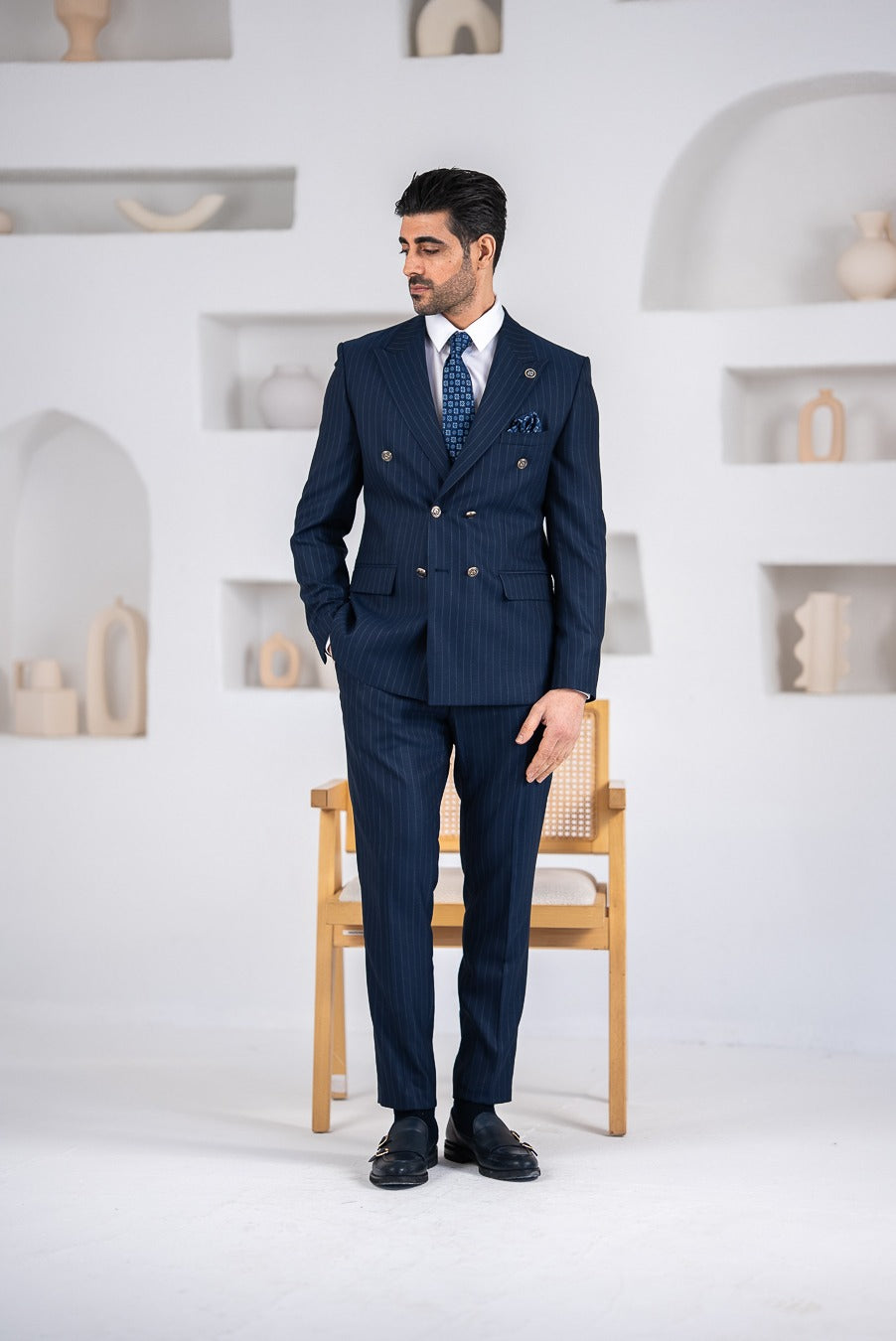 Costum barbatesc 2 piese,sacou si pantalon, material texturat cu dungi fine, culoarea bluemarin, PG0164