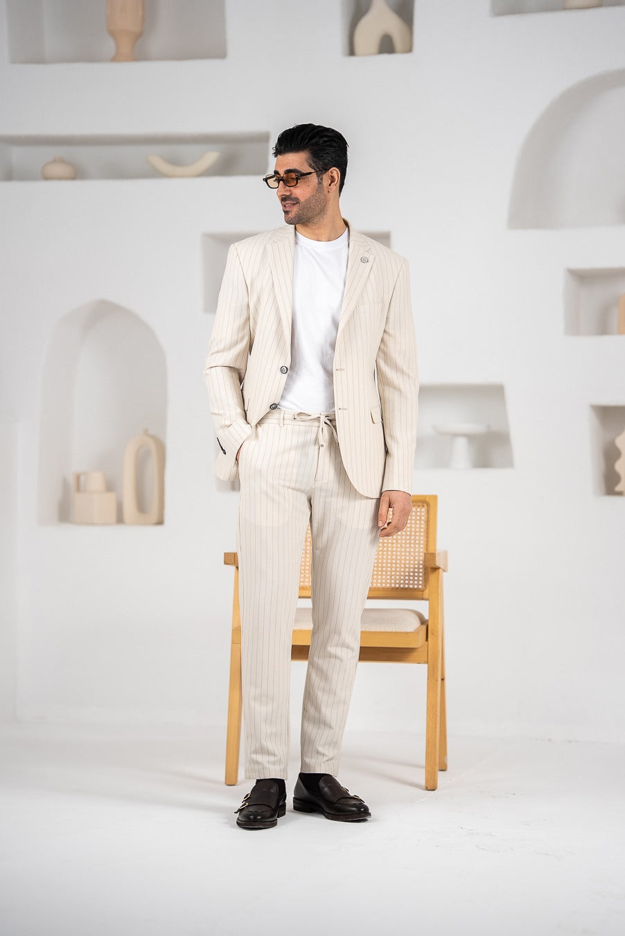 Costum barbatesc de vara, 2 piese, pantalon si sacou, culoarea bej deschis cu dungi fine,PG0165