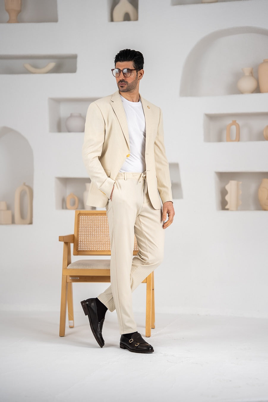 Costum barbatesc de vara, 2 piese, pantalon si sacou, culoarea bej cald cu dungi fine, PG0166